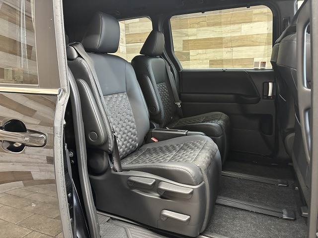 トヨタ ヴォクシーハイブリッドの画像12