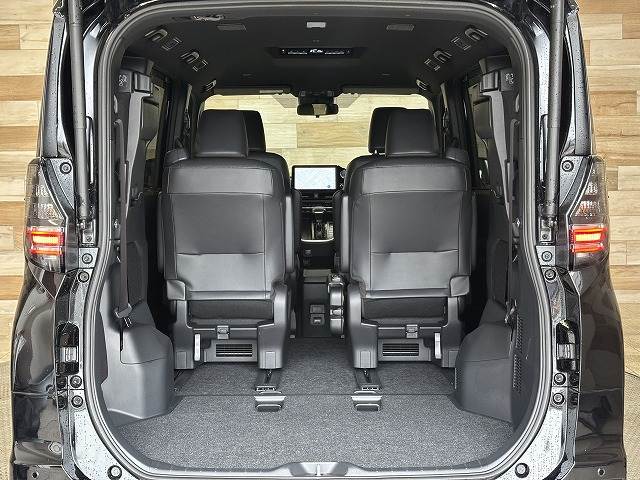 トヨタ ヴォクシーハイブリッドの画像13