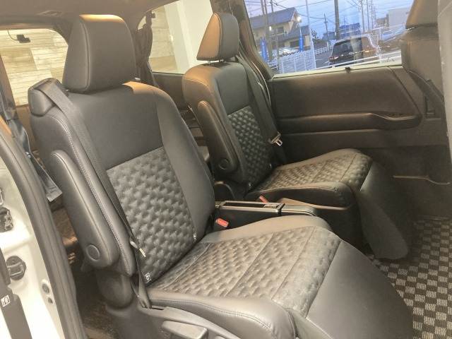 トヨタ&nbsp;ヴォクシーハイブリッドの画像12