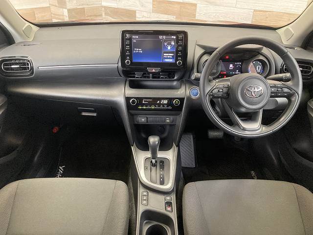 トヨタヤリスクロスハイブリッドＧ　純正８インチディスプレイオーディオ／バックカメラ／ＡｐｐｌｅＣａｒＰｌａｙ／電動リアゲート／ブラインドスポットモニター／レーダークルーズコントロール／クリアランスソナー／衝突軽減ブレーキ／ＥＴＣ 内装他