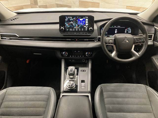 アウトランダーPHEVG スポーティーPKG/全周囲モニター/AppleCarPlay/マイパイロット/ブラインドスポットモニター/ハーフレザー/AC100V/シートヒーター/ステアリングヒーター/ワイヤレス充電/ETC 内装他