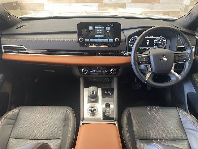 三菱アウトランダーPHEVP パノラマルーフ/BOSEサウンド/全周囲カメラ/AppleCarPlay/電動リアゲート/前後席シートヒーター/ステアリングヒーター/シートメモリ/ブラインドスポットモニター/リフレッシュ機能 内装他
