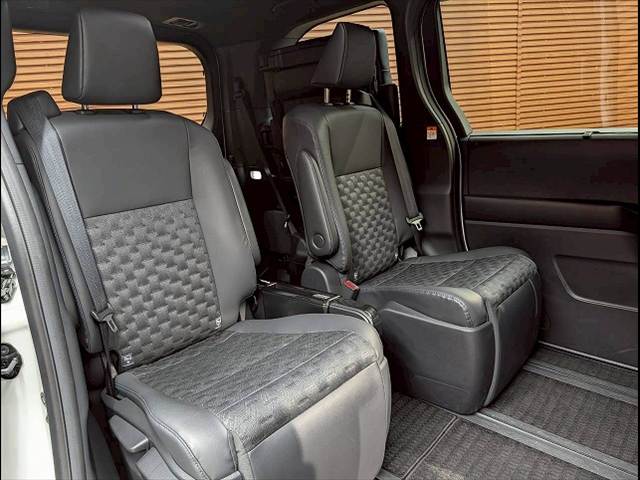 トヨタ&nbsp;ヴォクシーハイブリッドの画像9