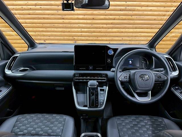 トヨタ ヴォクシーハイブリッドの画像3