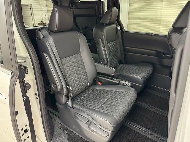 トヨタ ヴォクシーハイブリッドの画像9