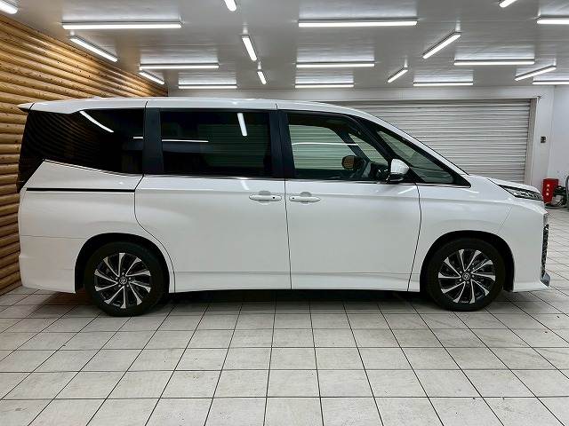 トヨタ ヴォクシーの画像18