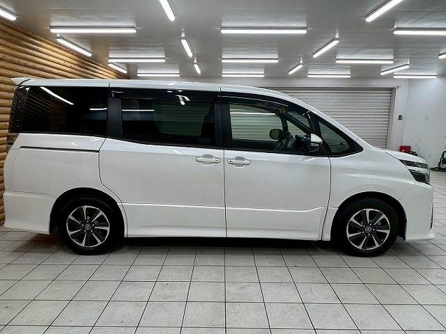 トヨタ ヴォクシーの画像18