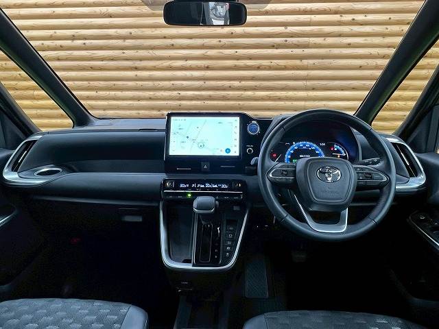 トヨタ ヴォクシーハイブリッドの画像3