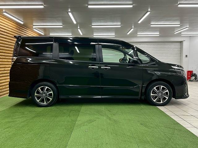 トヨタ ヴォクシーの画像18