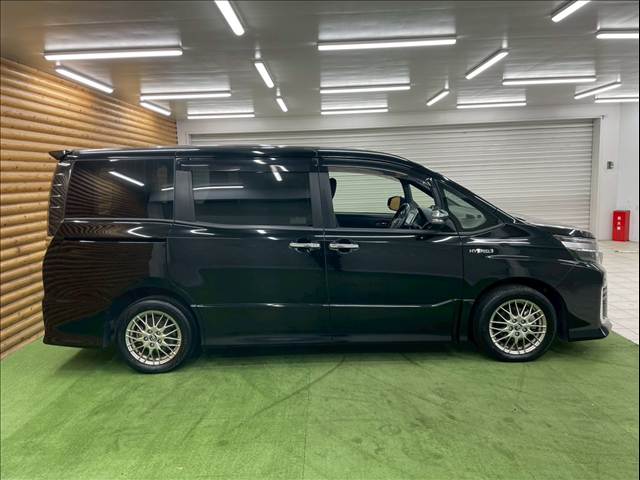 トヨタ ヴォクシーハイブリッドの画像18