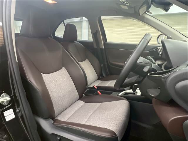 ヤリスクロスZ AppleCarPlay/全方位カメラ/シートヒーター/パワーシート/レーダークルーズコントロール/ETC/コーナーセンサー/スマートキー/プッシュスタート/アダプティブヘッドライト/レーンキープ 内装他