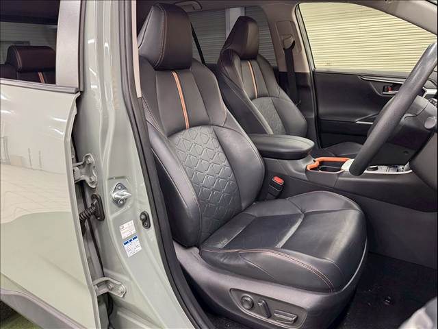 RAV4アドベンチャー 9インチナビ/TRDアンダーカバー/グッドリッチホワイトレター/パワーシート/レーダークルーズコントロール/オートホールド/スマートキー/プッシュスタート/フルセグTV/バックカメラ/電動格納ミラー 内装他