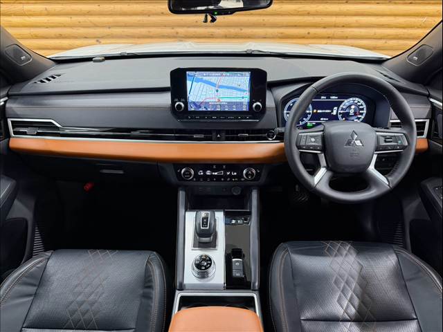 三菱アウトランダーPHEVP パノラマルーフ/AppleCarPlay/全周囲カメラ/BOSEスピーカー/電動リアゲート/シートメモリ/レーダークルーズコントロール/シートH/ステアリングヒーター/BSM/ヘッドアップディスプレイ 内装他