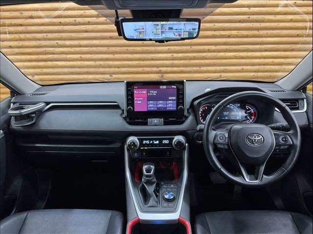トヨタRAV4アドベンチャー　オフロードパッケージ　全方位カメラ／シートクーラー・ヒーター／ＡｐｐｌｅＣａｒＰｌａｙ／バックカメラ／デジタルインナーミラー／ブラインドスポットモニター／電動リアゲート／ステアリングヒーター／パワーシート／スマートキー 内装他