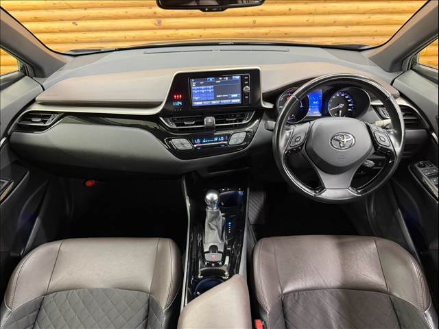 トヨタC-HRＧ　純正７型ナビ／シートヒーター／ＬＥＤヘッドライト／コーナーセンサー／ブラインドスポットモニター／レーダークルーズコントロール／電動パーキングブレーキ／ブレーキホールド／ＥＴＣ／オートマチックハイビーム 内装他