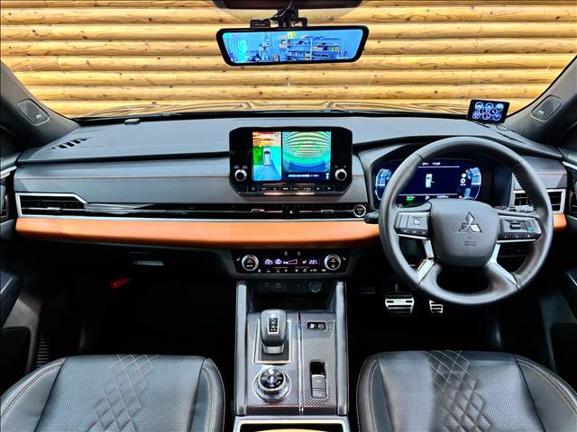 三菱アウトランダーPHEVP AppleCarPlay/全方位/電動リアゲート/ブラインドスポットモニター/デジタルインナーミラー/シートヒーター/ヘッドアップディスプレイ/BOSEサウンド/クリアランスソナー/パドルシフト 内装他