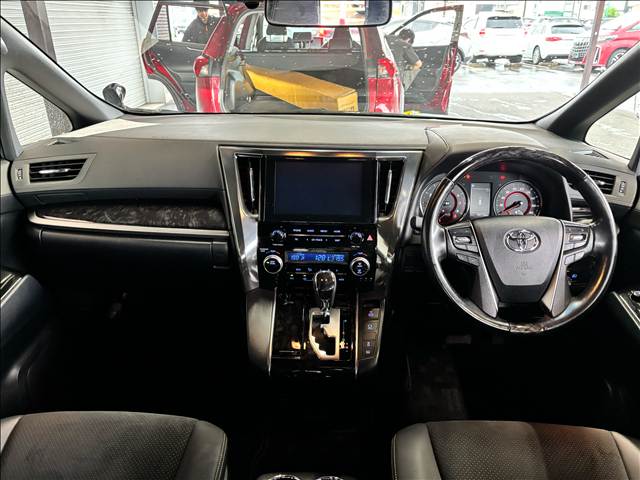 トヨタアルファード2.5S タイプゴールド サンルーフ/純正9型ディスプレイオーディオ/Applecarplay/両側電動スライドドア/電動リアゲート/レーダークルーズコントロール/レーンアシスト/スマートキー&プッシュスタート/オットマン 内装他