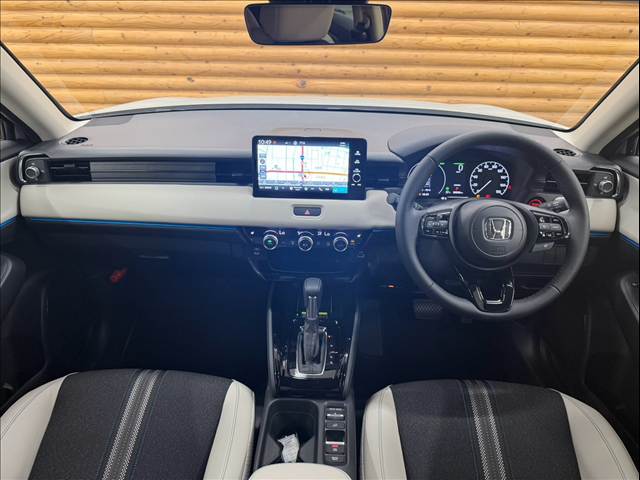 ホンダヴェゼルハイブリッドe:HEV Z・PLaYパッケージ 登録済未使用車/AppleCarPlay/シートH/クリアランスソナー/ブラインドスポットモニター/電動リアゲート/ステアリングヒーター/フルセグTV/スマートキー/プッシュスタート/パドルシフト 内装他