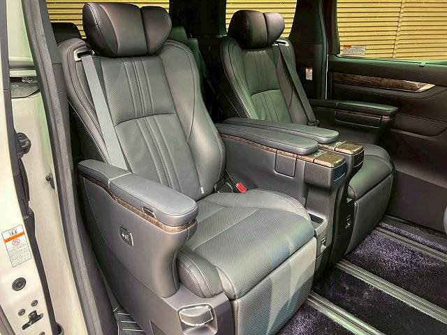 トヨタ アルファードハイブリッドの画像8