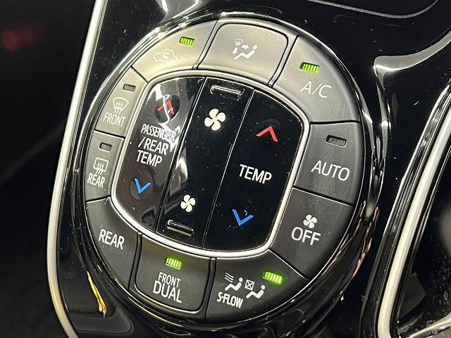 トヨタ ヴォクシーハイブリッドの画像12