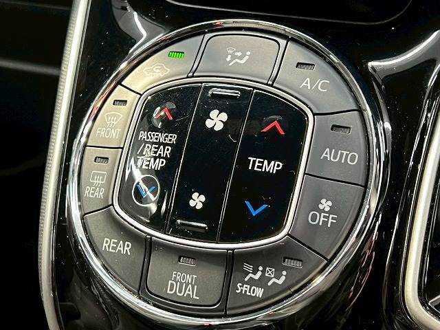 トヨタ&nbsp;ヴォクシーハイブリッドの画像12