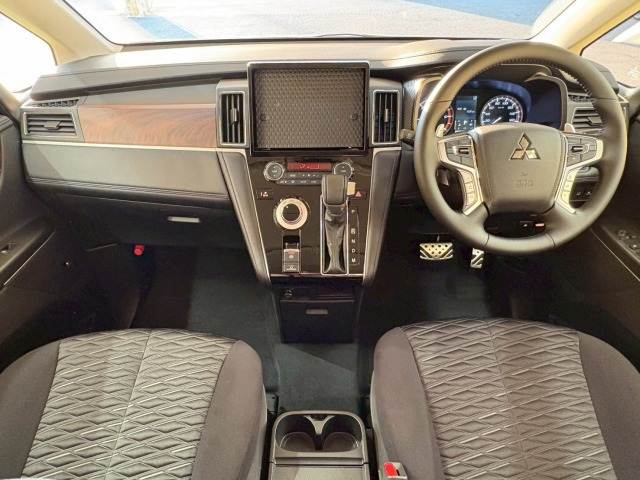 デリカD5P 8人乗り 内装他