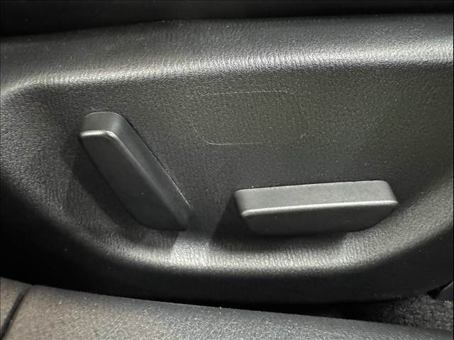 アクセラスポーツＸＤ　マツダコネクト／サンルーフ／ＢＯＳＥスピーカー／シートヒーター／バックカメラ／ブラインドスポットモニター／ヘッドアップディスプレイ／パドルシフト／ＣＤ／ＤＶＤ／スマートキー／プッシュスタート／ＥＴＣ 内装他
