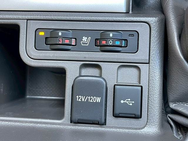 ランドクルーザープラドTX“Lパッケージ・Matt Black Edition”7人乗り 内装他