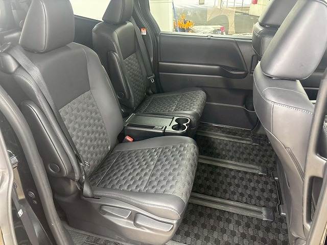 トヨタ ヴォクシーハイブリッドの画像9