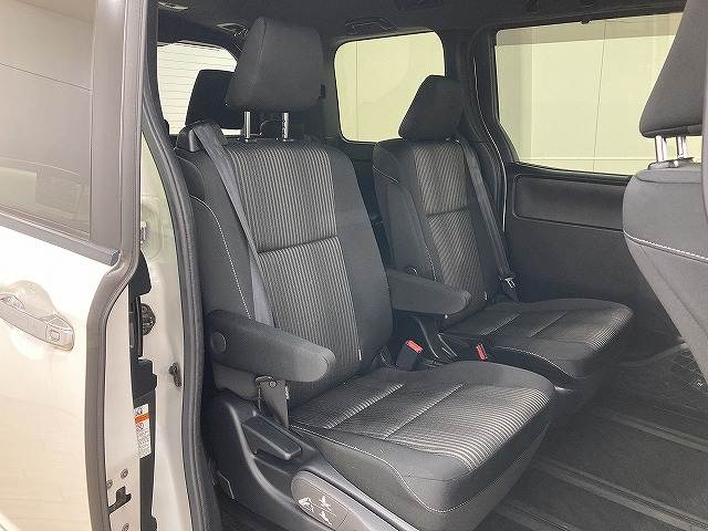 トヨタ&nbsp;ヴォクシーハイブリッドの画像6