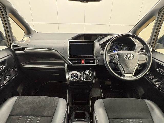 トヨタエスクァイアハイブリッドＧｉ　“Ｐｒｅｍｉｕｍ　Ｐａｃｋａｇｅ　Ｂｌａｃｋ－Ｔａｉｌ　純正９型ナビ／１２型フリップダウンモニター／シートヒーター 内装他
