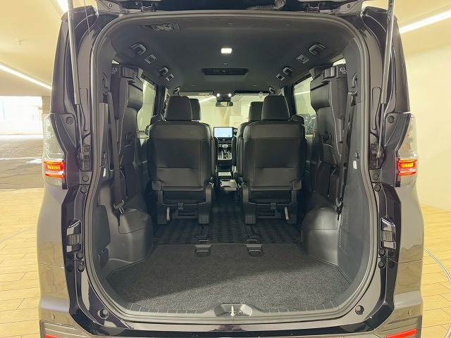 トヨタ ヴォクシーハイブリッドの画像13