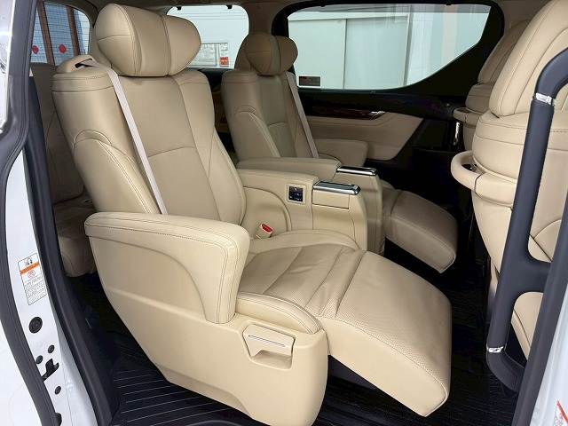 トヨタ アルファードハイブリッドの画像9
