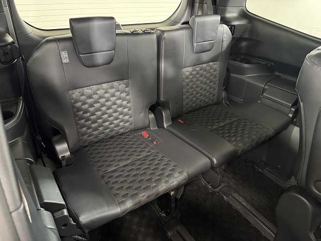 トヨタ ヴォクシーハイブリッドの画像7