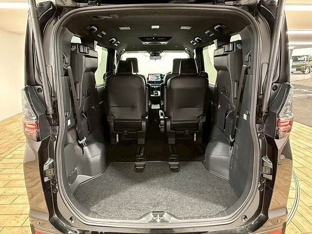 トヨタ ヴォクシーハイブリッドの画像13