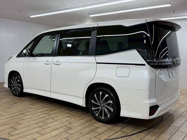 トヨタ ヴォクシーの画像17