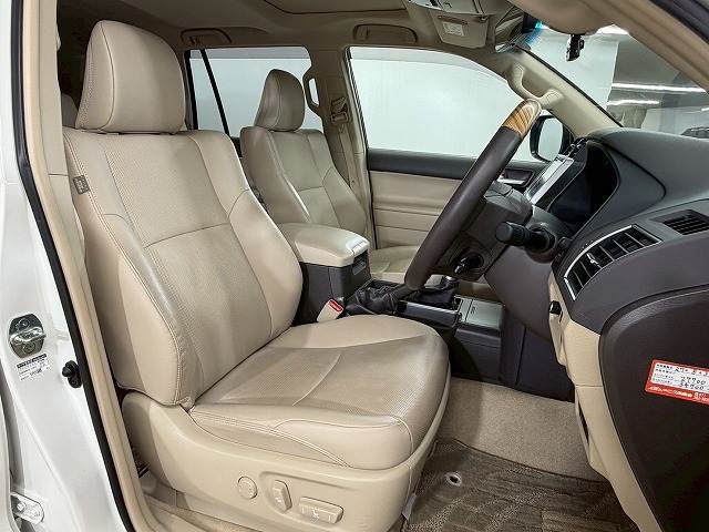 ランドクルーザープラドTX“Lパッケージ・Matt Black Edition”7人乗り 内装他