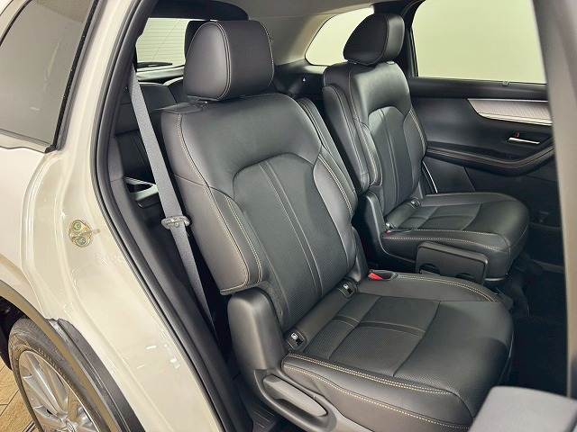 CX-80ＸＤ　Ｌパッケージ　登録済未使用車／６人乗り／全周囲カメラ／マツダコネクト１２．３インチセンターディスプレイ／ブラックレザーシート／レーダークルーズコントロール／ブラインドスポットモニター／電動リヤゲート 内装他