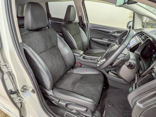 シャトルハイブリッドＨＹＢＲＩＤ　Ｘ　Ｈｏｎｄａ　ＳＥＮＳＩＮＧ　禁煙／純正８型ナビ／レーダークルーズ／バックカメラ／レーンキープ／シートヒーター／衝突軽減／ワイパーデアライザー／ハーフレザーシート／パドルシフト／スマートキー／ＥＴＣ 内装他