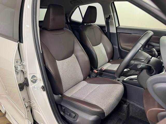 ヤリスクロスＺ　モデリスタエアロ／電動リヤゲートＡｐｐｌｅＣａｒＰｌａｙ／ブラインドスポットモニター／レーダークルーズコントロール／シートヒーター／ハーフレザーシート／パワーシート／ＥＴＣ／オートマチックハイビーム 内装他