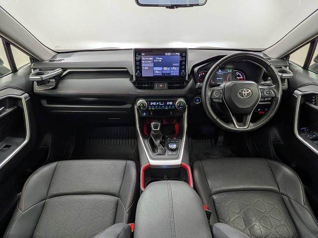 トヨタRAV4アドベンチャー オフロードパッケージ TRDフロントバンパー/ヒッチメンバー/パノラミックビューモニター/電動リヤゲート/デジタルインナーミラー/ブラインドスポットモニター/レーダークルーズコントロール/シートヒーター/シートクーラー 内装他