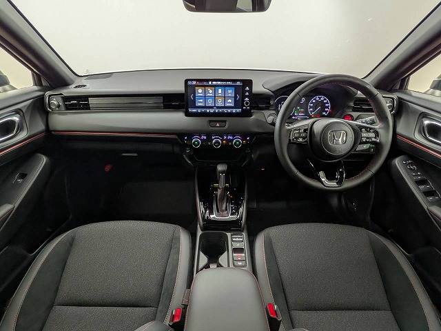 ホンダヴェゼルハイブリッドｅ：ＨＥＶ　ＲＳ　ＡｐｐｌｅＣａｒＰｌａｙ／ホンダコネクトナビ／バックカメラ／レーダークルーズコントロール／シートヒーター／電動リヤゲート／ブラインドスポットモニター／ワイヤレス充電／ＥＴＣ２．０／ハーフレザーシート 内装他