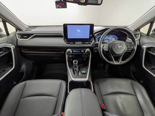 トヨタRAV4ハイブリッドG 純正10.5インチディスプレイオーディオ/パノラミックビューモニター/AppleCarPlay/シートクーラー/シートヒーター/レーダークルーズコントロール/ブラインドスポットモニター/パワーシート 内装他