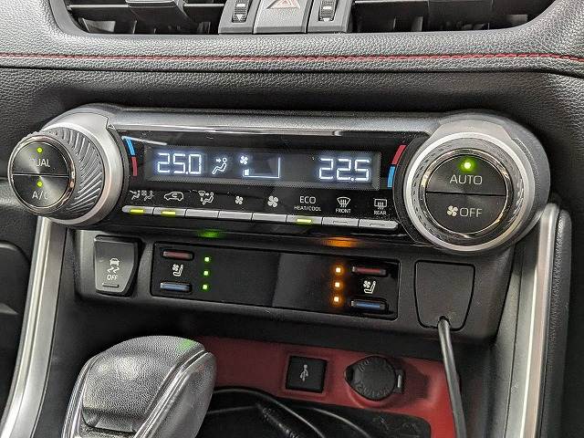 RAV4アドベンチャー オフロードパッケージ 純正ディスプレイオーディオ/パノラミックビューモニター/AppleCarPlay/レーダークルーズコントロール/ブラインドスポットモニター/シートクーラー/シートヒーター/オートマチックハイビーム 内装他