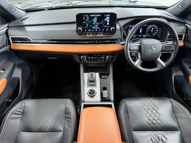 三菱アウトランダーPHEVP パノラマルーフ/全周囲/BOSE/ワンオーナー/AppleCarPlay/黒革シート/後席シートヒーター/ヘッドアップディスプレイ/ブラインドスポットモニター/シートヒーター/ステアリングヒーター/ 内装他