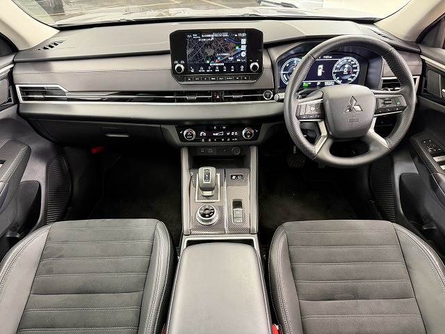 三菱アウトランダーPHEVＧ　パノラマルーフ／全周囲カメラ／ＡｐｐｌｅＣａｒＰｌａｙ／マイパイロット／ブラインドスポットモニター／ヘッドアップディスプレイ／電動リヤゲート／合皮シート／シートヒーターパドルシフト／ＬＥＤヘッド 内装他