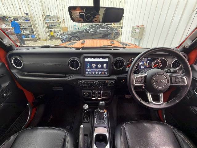 クライスラーJEEP WRANGLERサハラ　ローンチエディション　ＡｐｐｌｅＣａｒＰｌａｙ／黒革シート／フルセグＴＶ／バックカメラ／ブラインドスポット／クルーズコントロール／ＡＣ１００Ｖ／クリアランスソナー／シートヒーター／ダウンヒルアシスト／ステアリングヒーター 内装他