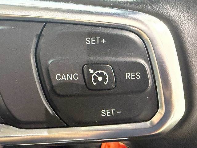 JEEP WRANGLERサハラ　ローンチエディション　ＡｐｐｌｅＣａｒＰｌａｙ／黒革シート／フルセグＴＶ／バックカメラ／ブラインドスポット／クルーズコントロール／ＡＣ１００Ｖ／クリアランスソナー／シートヒーター／ダウンヒルアシスト／ステアリングヒーター 内装他