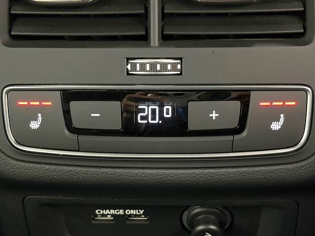 A4 Avantブラックスタイルプラス　限定２５０台／全席シートヒーター／全周囲カメラ／ＡｐｐｌｅＣａｒＰｌａｙ／ワイヤレス充電／純正１９ｉｎアルミ／マトリクスＬＥＤヘッドライト／ＥＴＣ２．０／ドライブレコーダー／電動リアゲート 内装他
