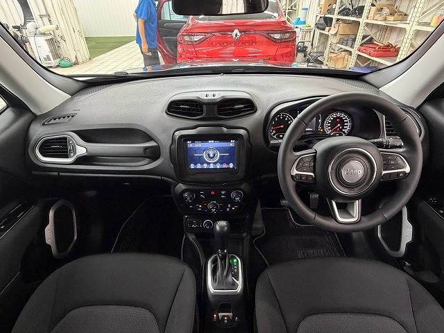 クライスラーJEEP Renegadeロンジチュード　ワンオーナー／ＡｐｐｌｅＣａｒＰｌａｙ／バックカメラ／ドライブレコーダー／ＥＴＣ／クルーズコントロール／ブラインドスポット／クリアランスソナー／アイドリングストップ／スマートキー／プッシュスタート／ 内装他